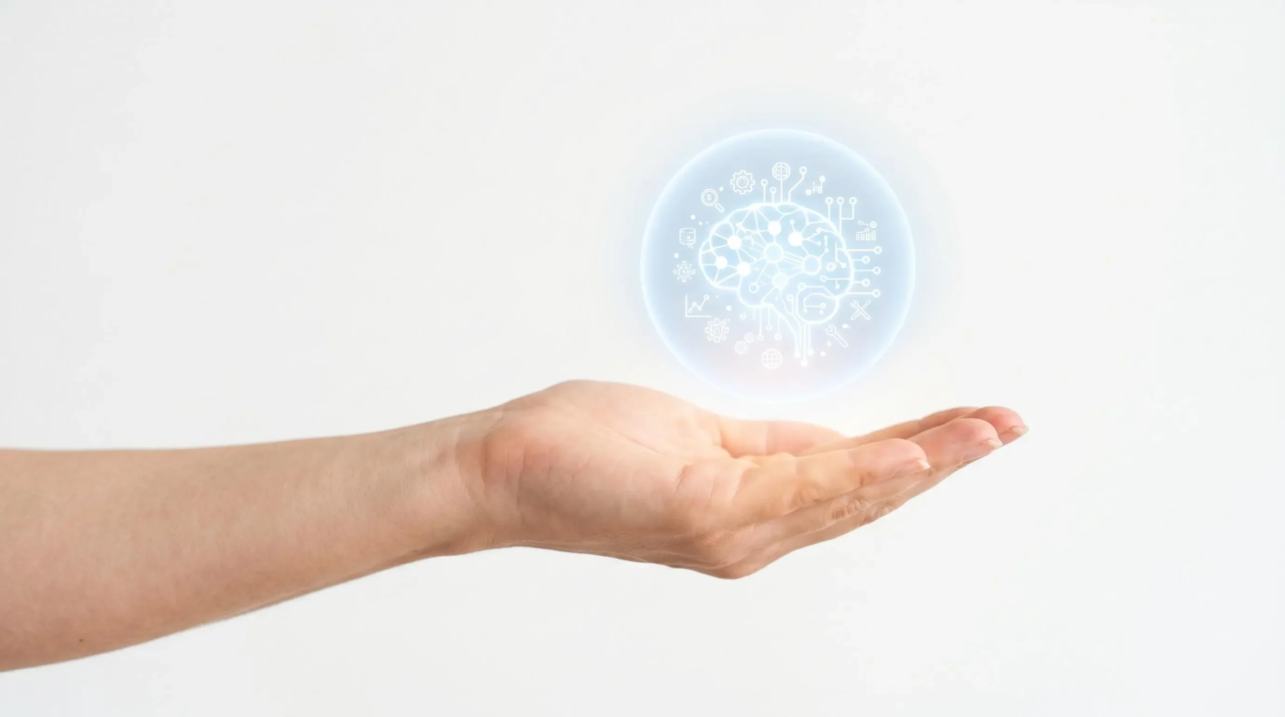 Photographie minimaliste d'une main humaine paume ouverte avec une sphère lumineuse contenant des symboles d'IA flottant au-dessus, symbolisant la collaboration humain-machine.